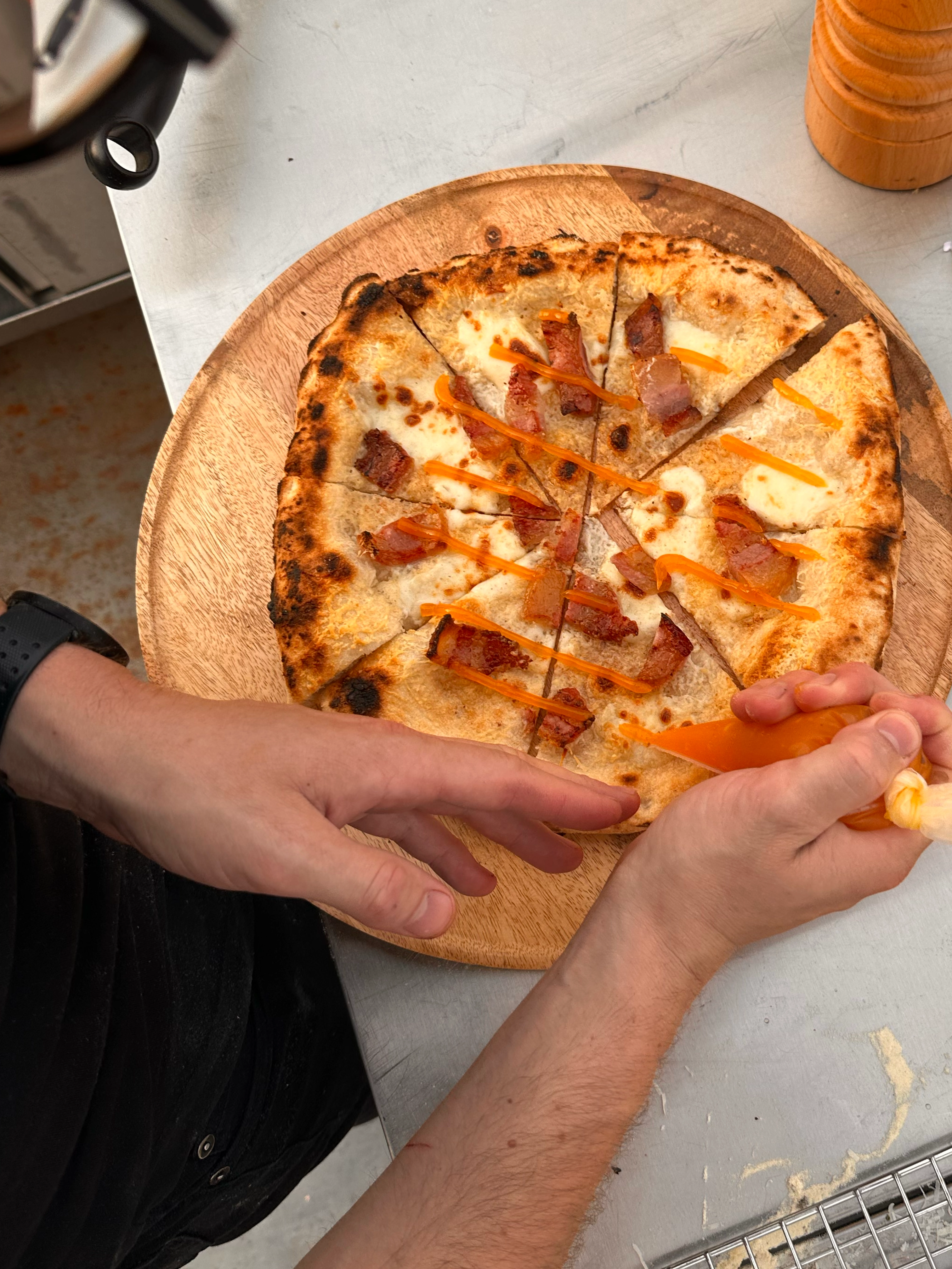 Pizza Carbonara met guanciale en parmesan