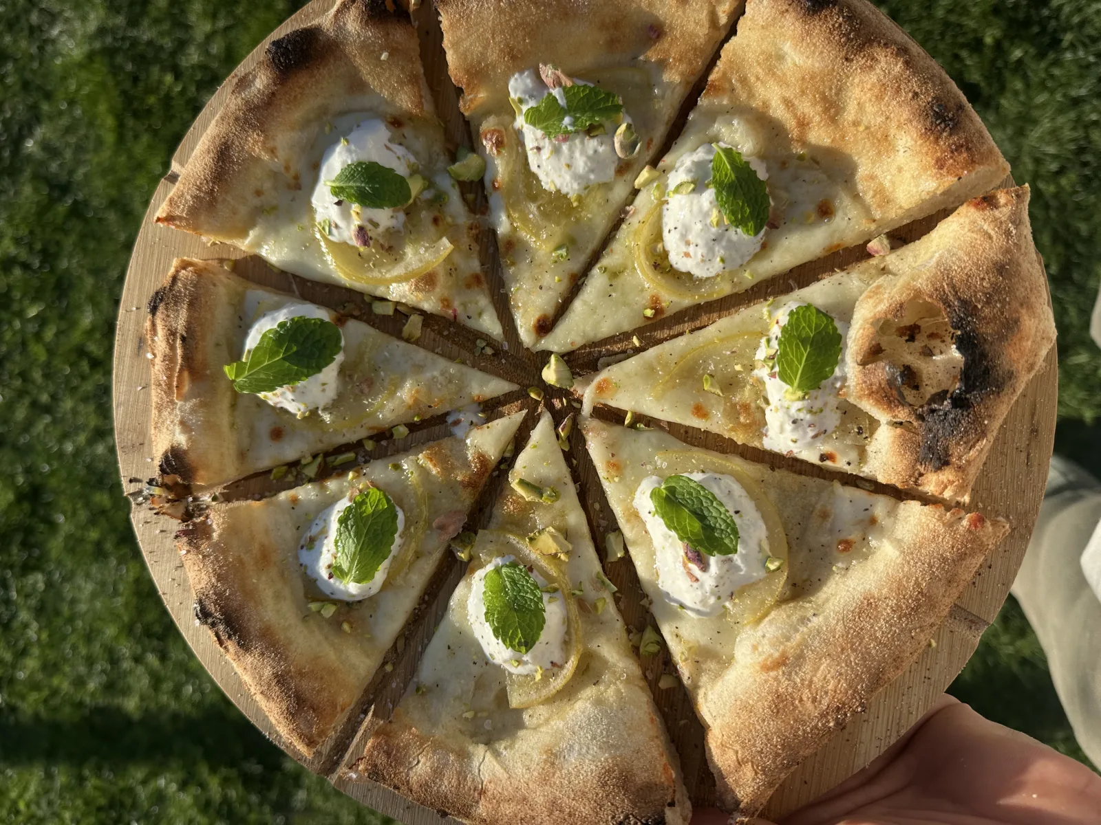 Pizza Limone met stracciatella, geconfijte citroen en pistache crumble