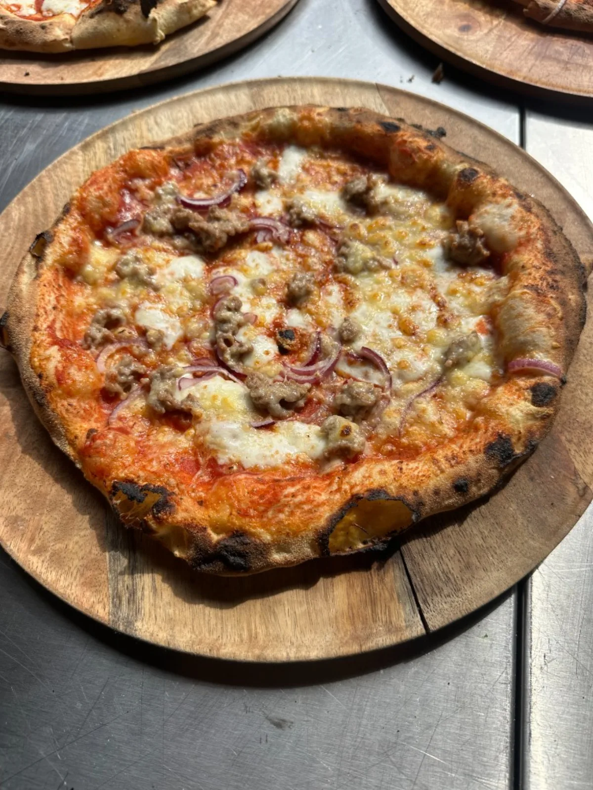 Bolognese pizza met gehakt en rode ui