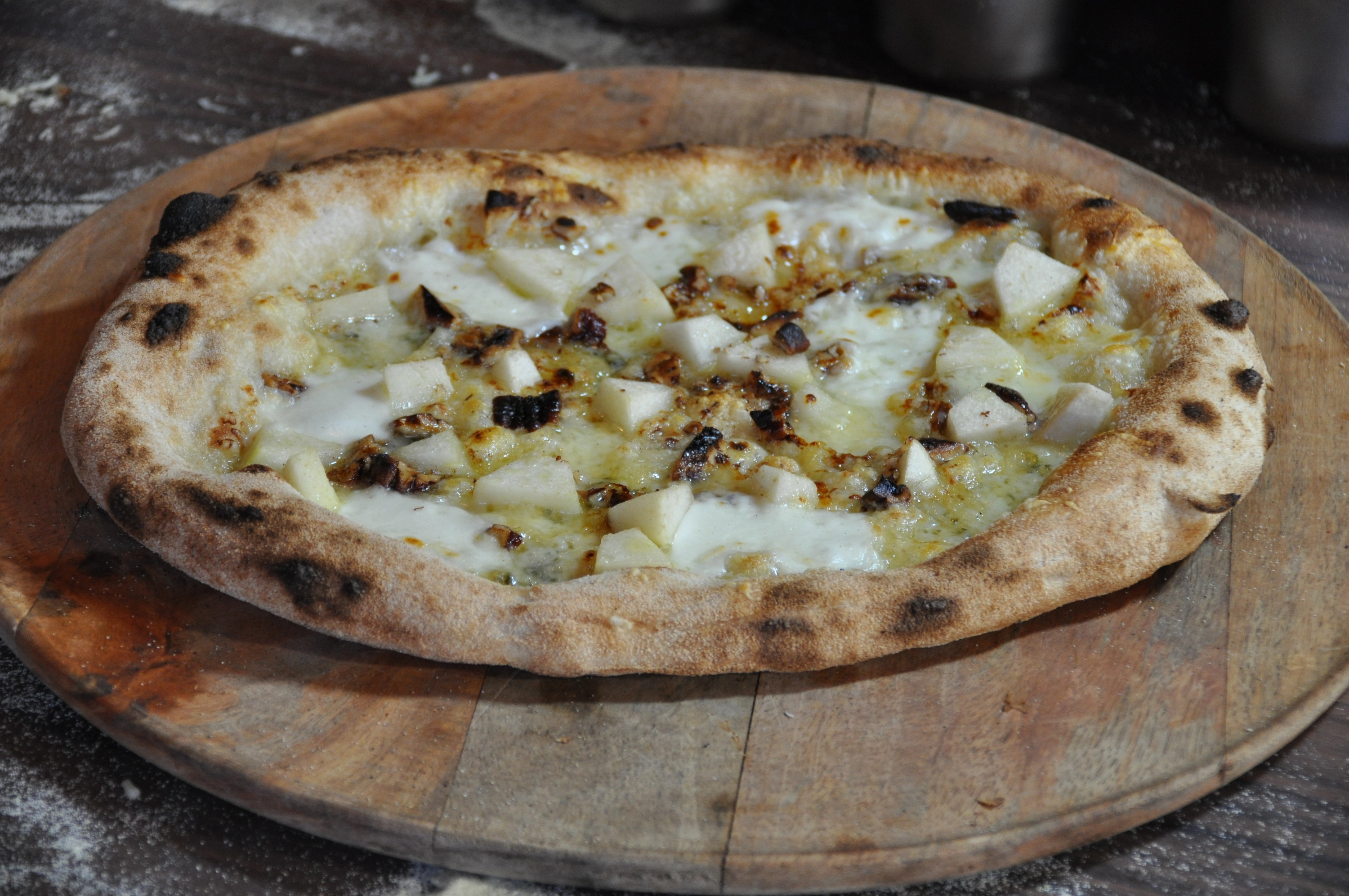 Gorgonzola pizza met peer en pecannoten