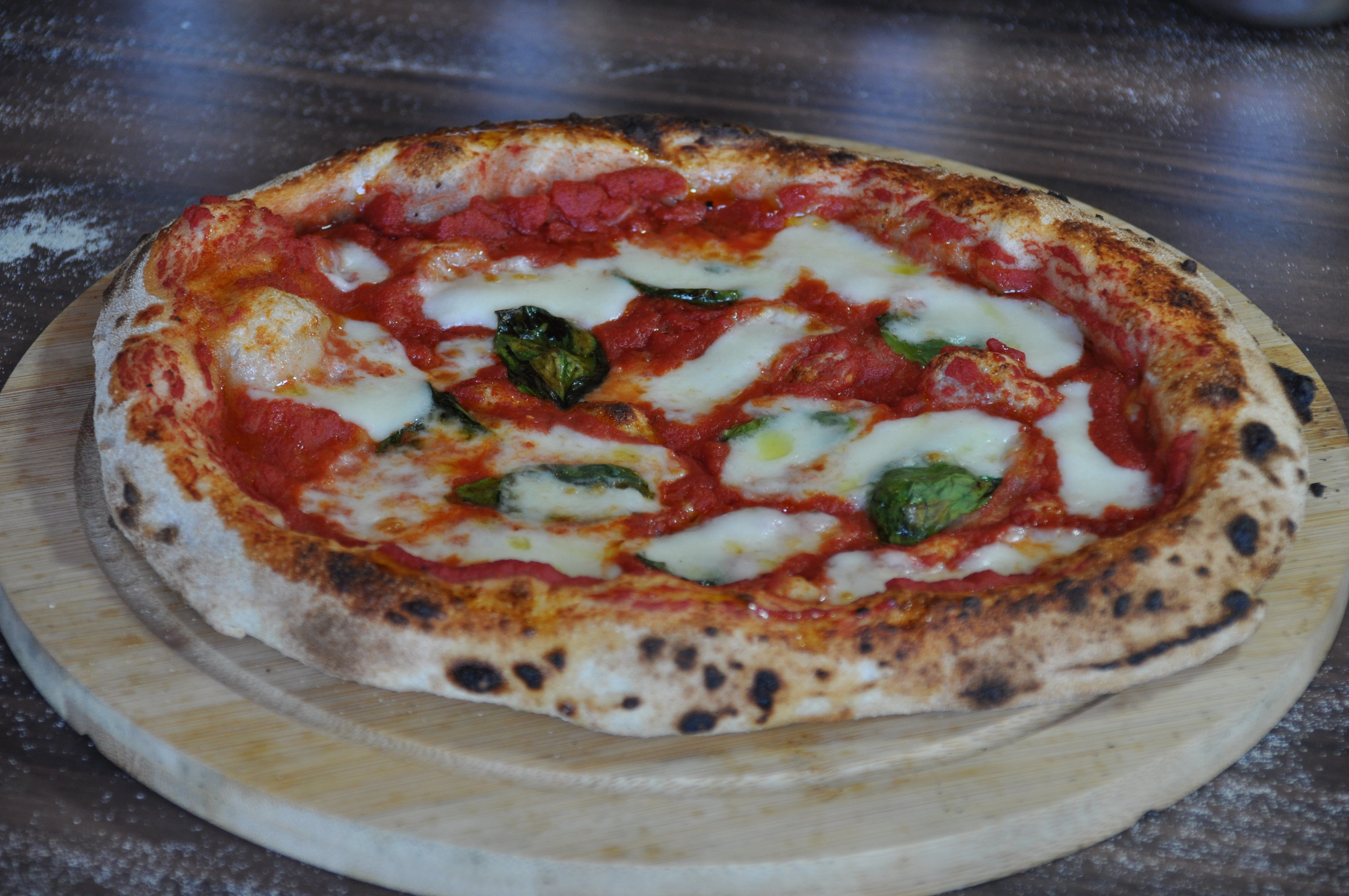 Margherita pizza met verse basilicum en mozzarella