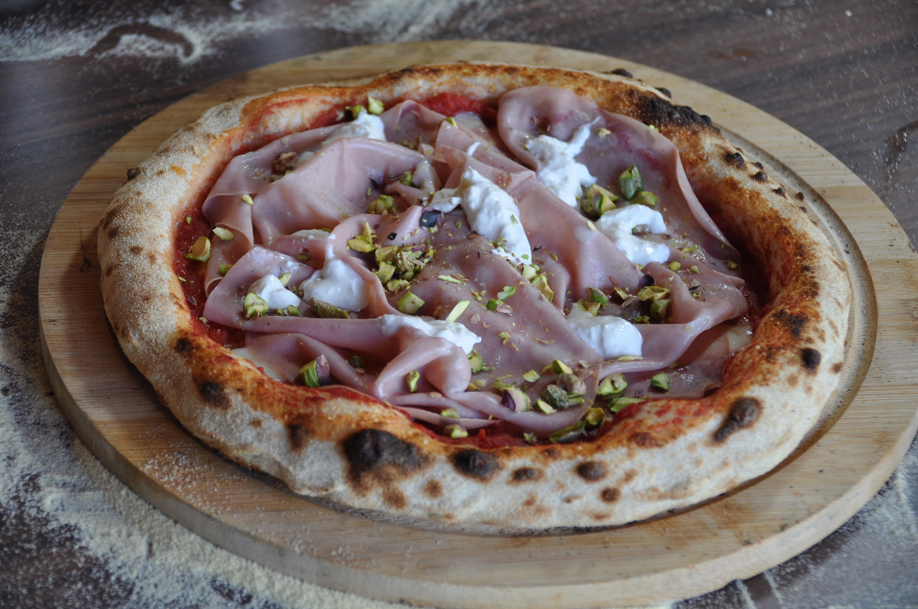 Pistacchio pizza met mortadella en pistachecrumble