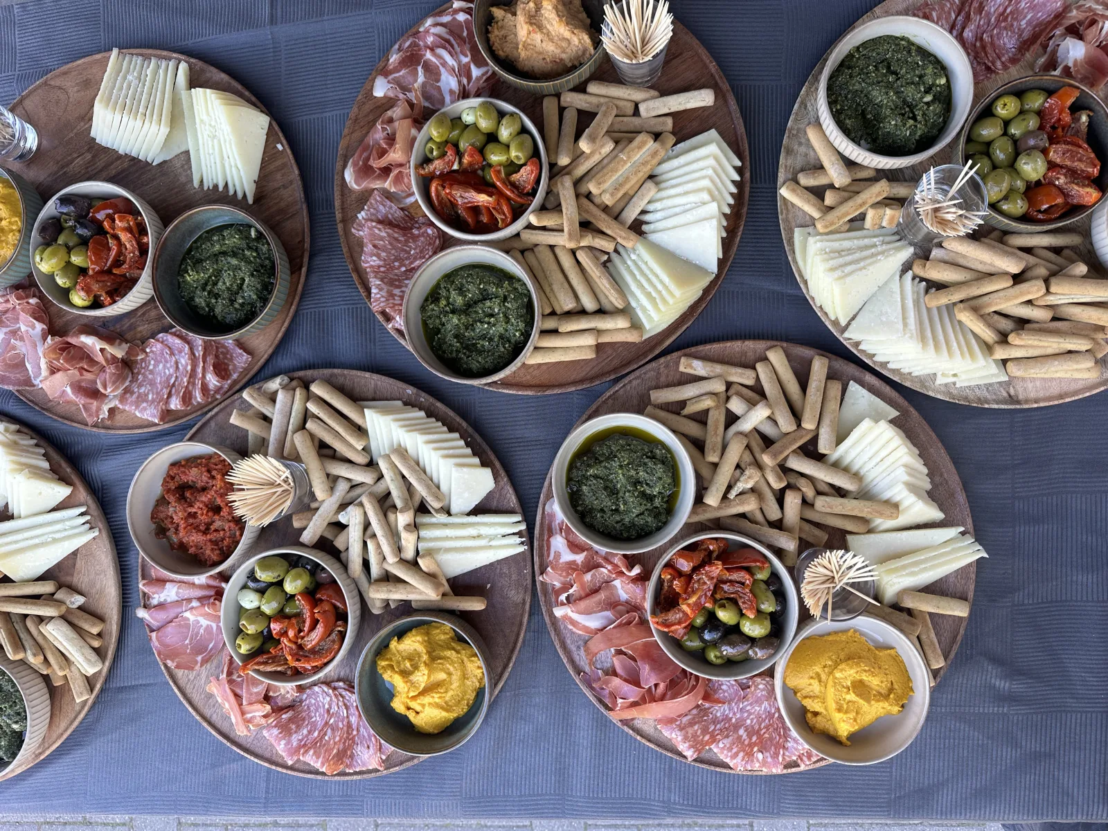 Italiaans antipasti plankje met charcuterie, kazen en gemarineerde groentjes