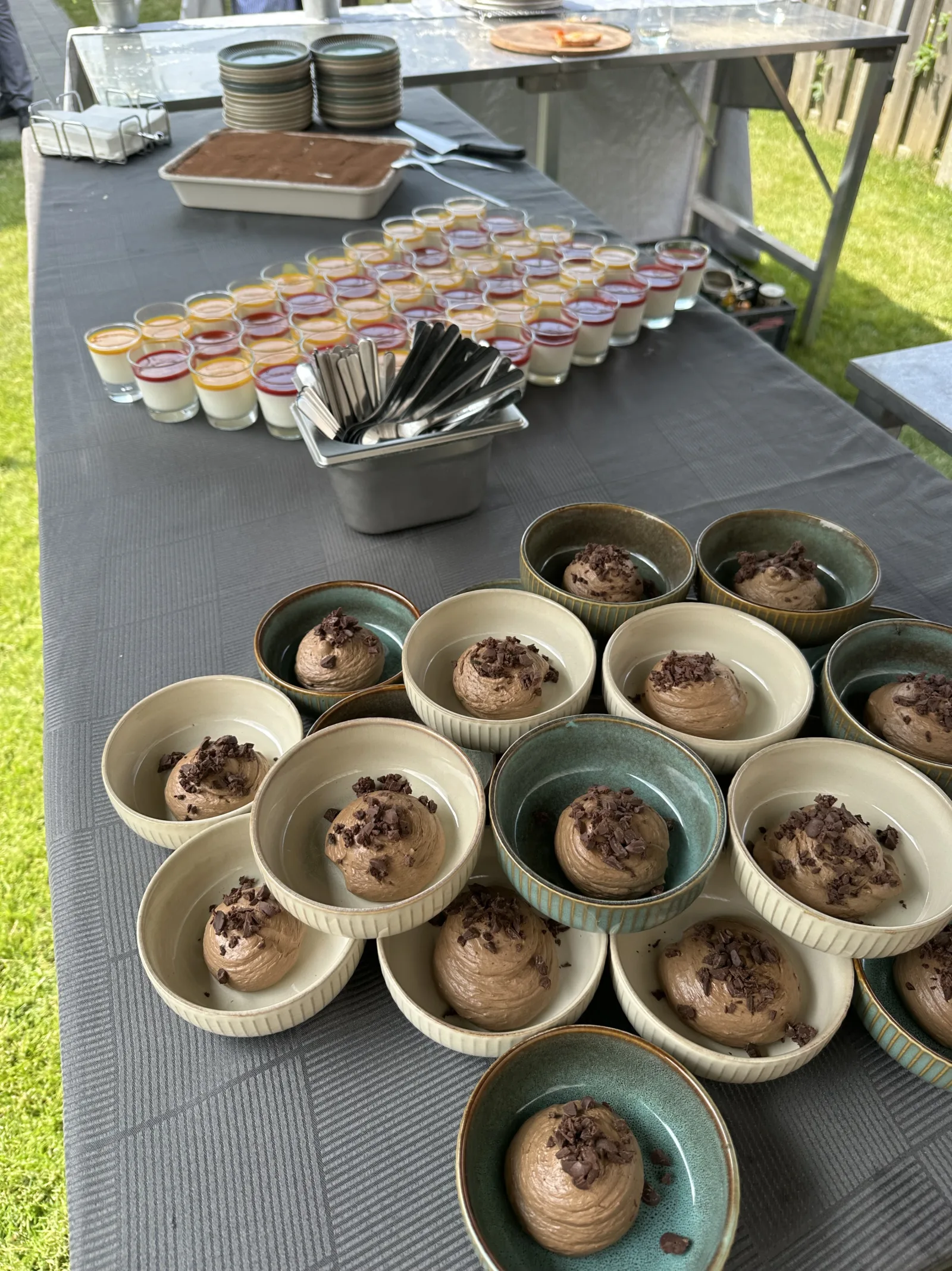 Dessertbuffet van Pretty Nice Dough met glaasjes chocolademousse, panna cotta en tiramisu