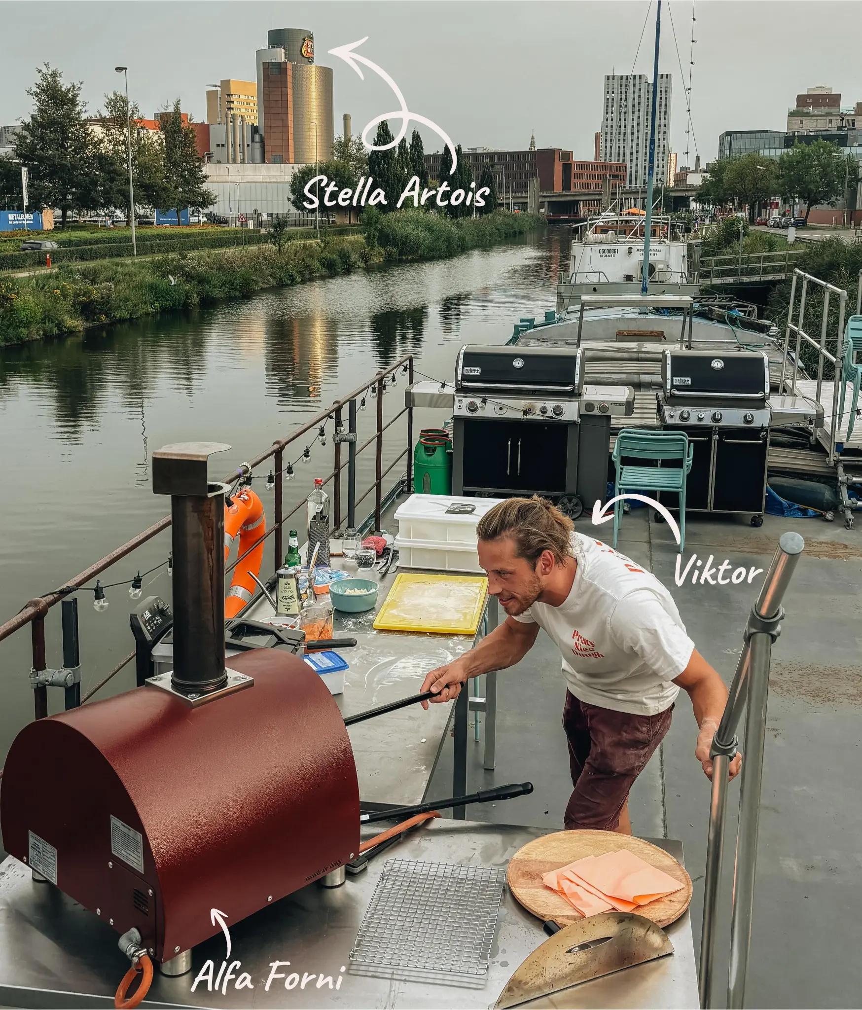 Viktor aan de pizza oven